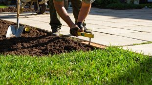 aplanir un terrain bosselé : guide pratique et outils